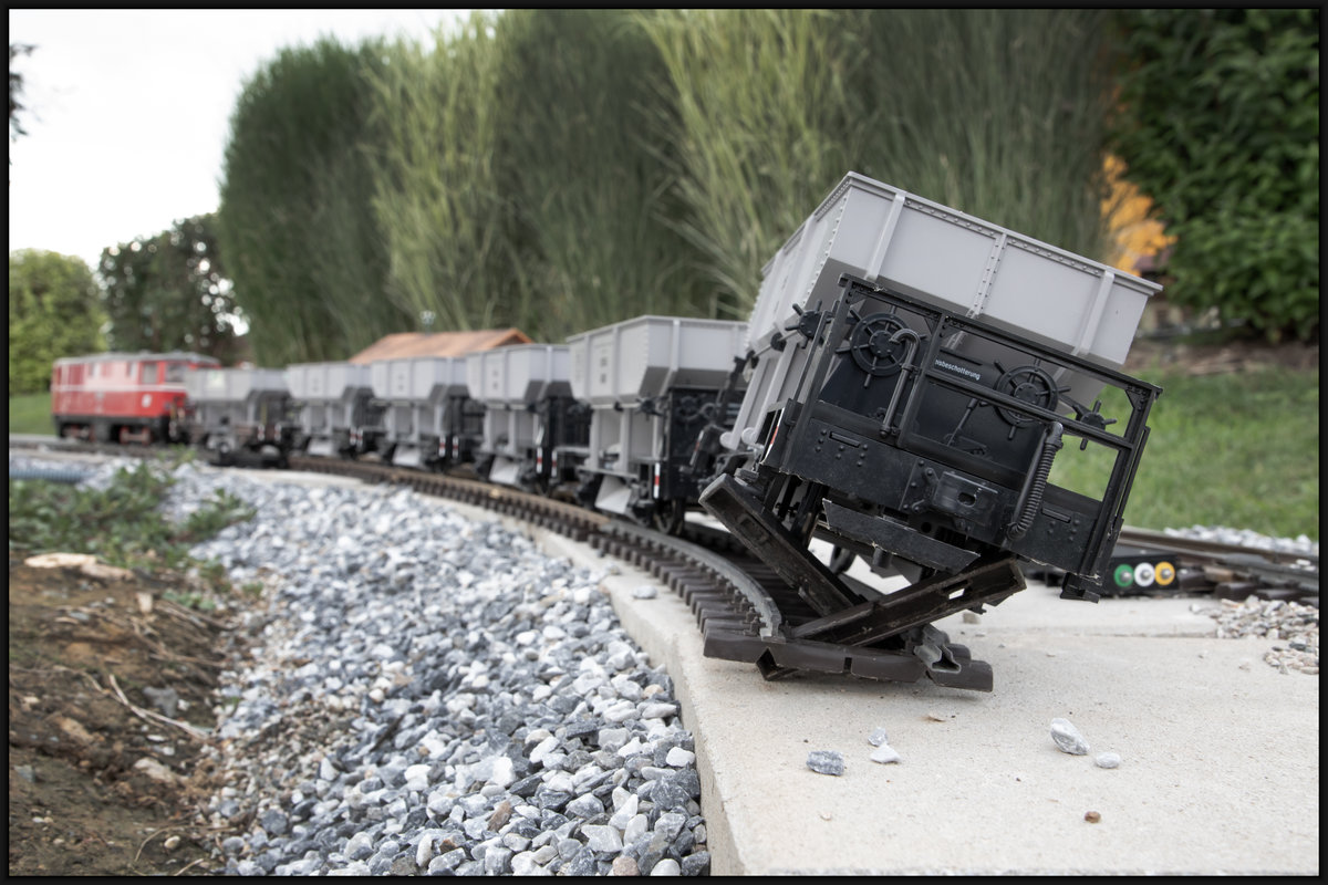 Das ein oder andere Hoppala kommt natürlich auch immer wieder vor . 
Anders als bei der  Großen  Bahn hat es aber  kaum Konsequenzen... 

Nicht mal der Fotograf hat ein Bestechungsbier bekommen,.....


15.08.2020