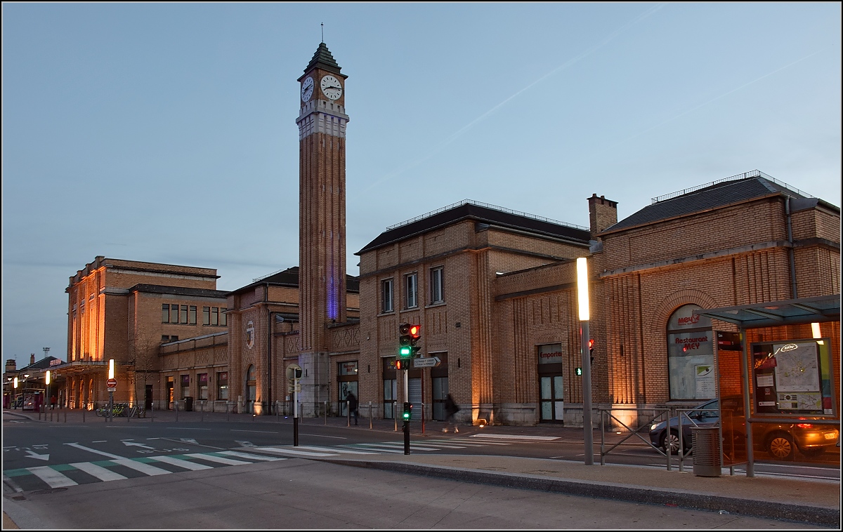 Das eindrucksvolle Empfangsgebäude des Bahnhof Belfort. April 2017.