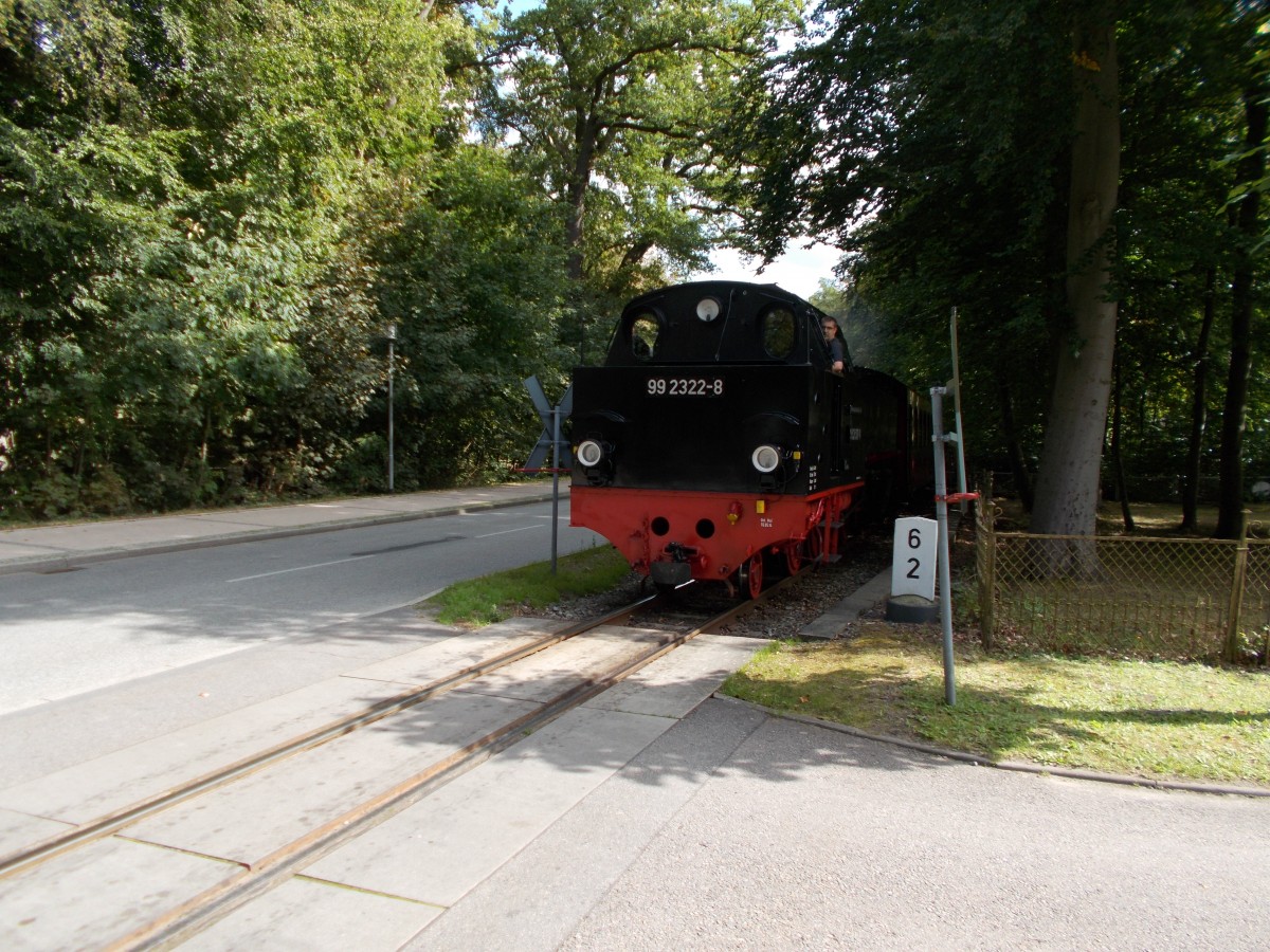 Das Einfahrsignal von Heiligendamm verriet mir,am 21.August 2014,das der Molli gleich kam,also die nächste Parkmöglichkeit genutzt und abgewartet,bis dann 99 2322 schließlich von Bad Doberan kam.Übrigens Glück für mich: meine Parkmöglichkeit hätte mir fast einen Strafzettel für`s Parken gekostet,aber diesmal drückte die Politesse doch noch einmal ein Auge zu.