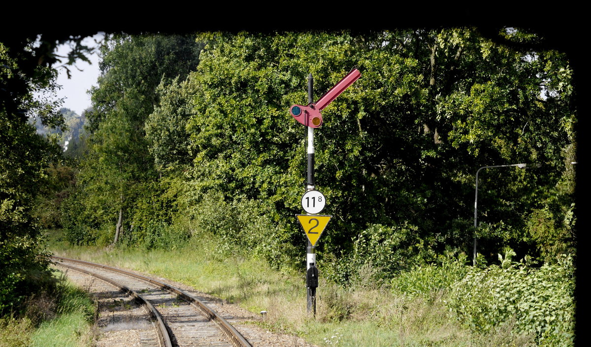 Das Einfahrsignal Simpelveld an der ehemaligen KBS 247g zeigt Hp 1 für den Schienenbus aus Vetschau. Blick aus dem Führerstand, 28.9.16.