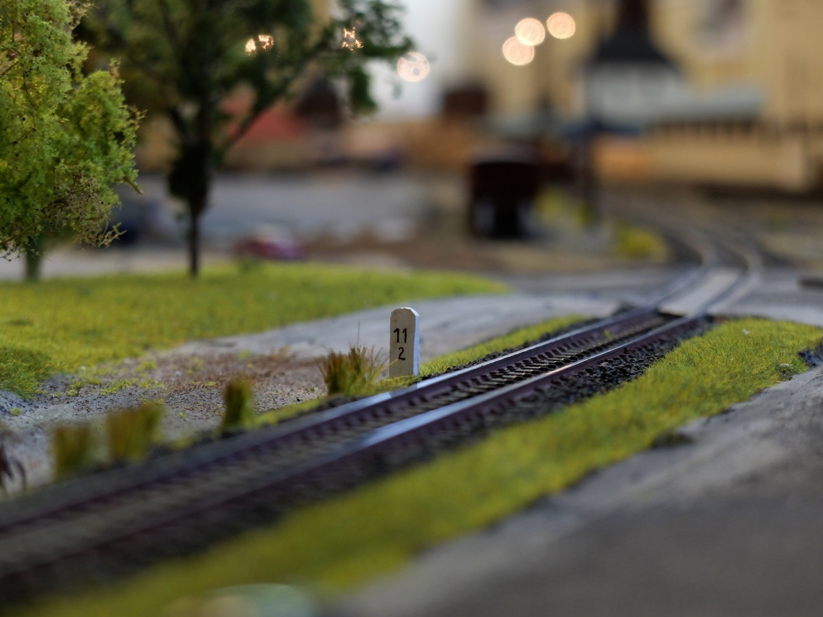 Das Einfahrtsgleis aus Richtung Bärnau. Heute steht hier ein Kreisverkehr. (Bahnhofsmodell Tirschenreuth), 03.04.2015