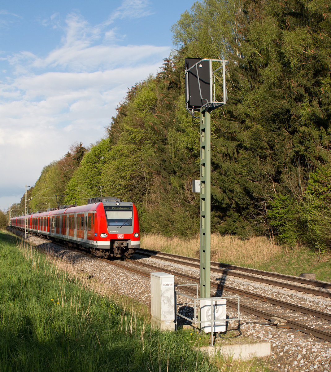 Das Einfahrtsignal zeigte Grün, als 423 866-3 es passierte und seinen nächsten Halt Poing ansteuerte. (Poing am 28.04.16)