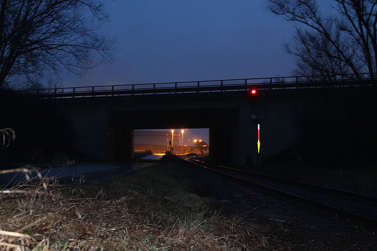 Das Einfahrtsignal zur Raffinerie Ingolstadt steht noch auf rot am Morgen des 21.02.2014 Trotzdem lief die Produktion in der Nacht auf Hochtouren, um am Tag wieder die Kesselwägen beladen zu können.