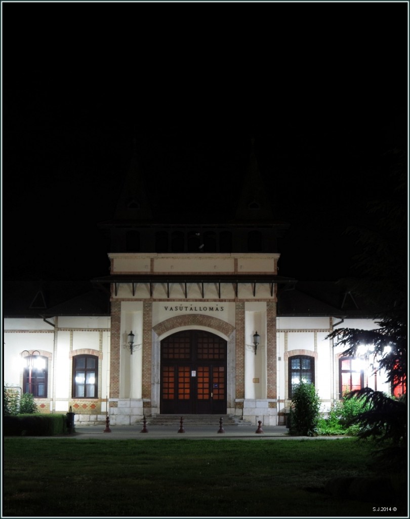 Das Eingangsportal vom Bahnhof in Siófok am späten Abend des 28.05.2014.