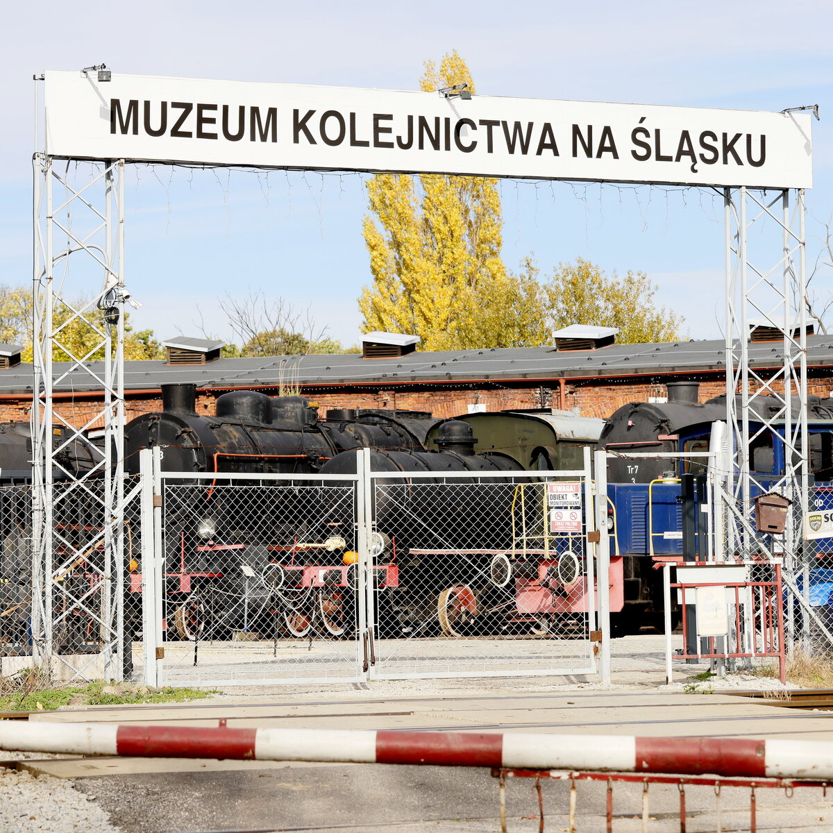 Das Eingangstor mit Blick auf den Rundlokschuppen.Um in das Museumsgel�nde zu gelangen , muss man die Bahnstrecke Jaworzyna   -  Świdnica ( deutsch Schweidnitz, schlesisch Schweinz) �berqueren. Świdnica  ist eine Stadt in der Woiwodschaft Niederschlesien in Polen.23.10.26  geg3n 10.45 Uhr.