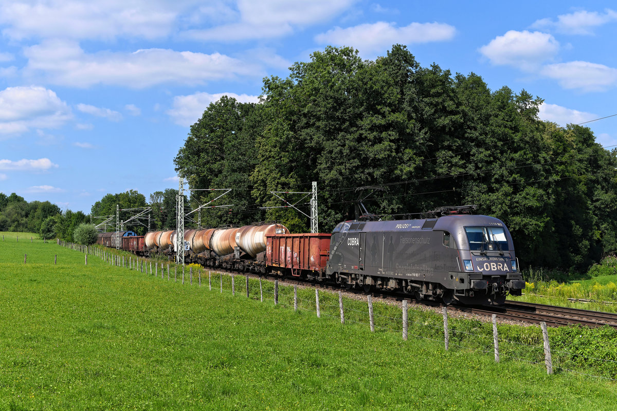 Das  Einsatzkommando COBRA  war am 06. August 2020 mit einem gemischten Güterzug von München Nord nach Villach unterwegs. Am Bü Vogl konnte ich die Werbelok, deren Folie inzwischen durch den langjährigen Einsatz gezeichnet ist, auf den Speicherchip bannen.  