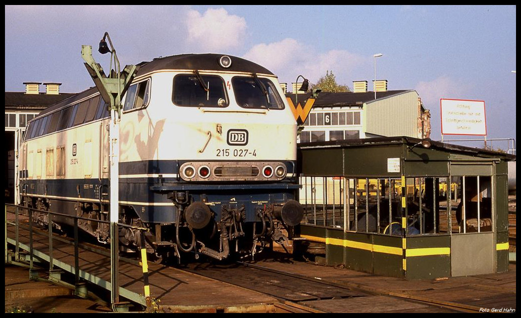Das einstige BW Aachen West am 25.10.1989: 215027 auf der Drehscheibe