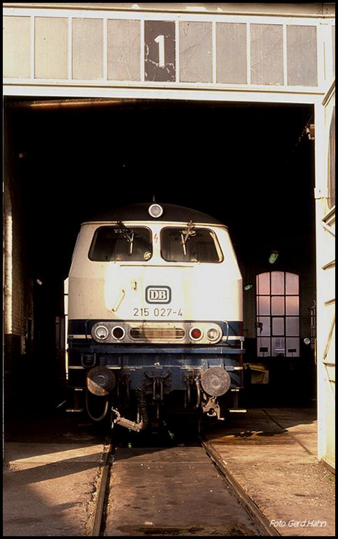 Das einstige BW Aachen West am 25.10.1989: 215027  schaut  aus dem Rundschuppen