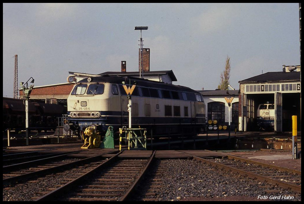 Das einstige BW Aachen West am 25.10.1989: 215125 auf der Drehscheibe