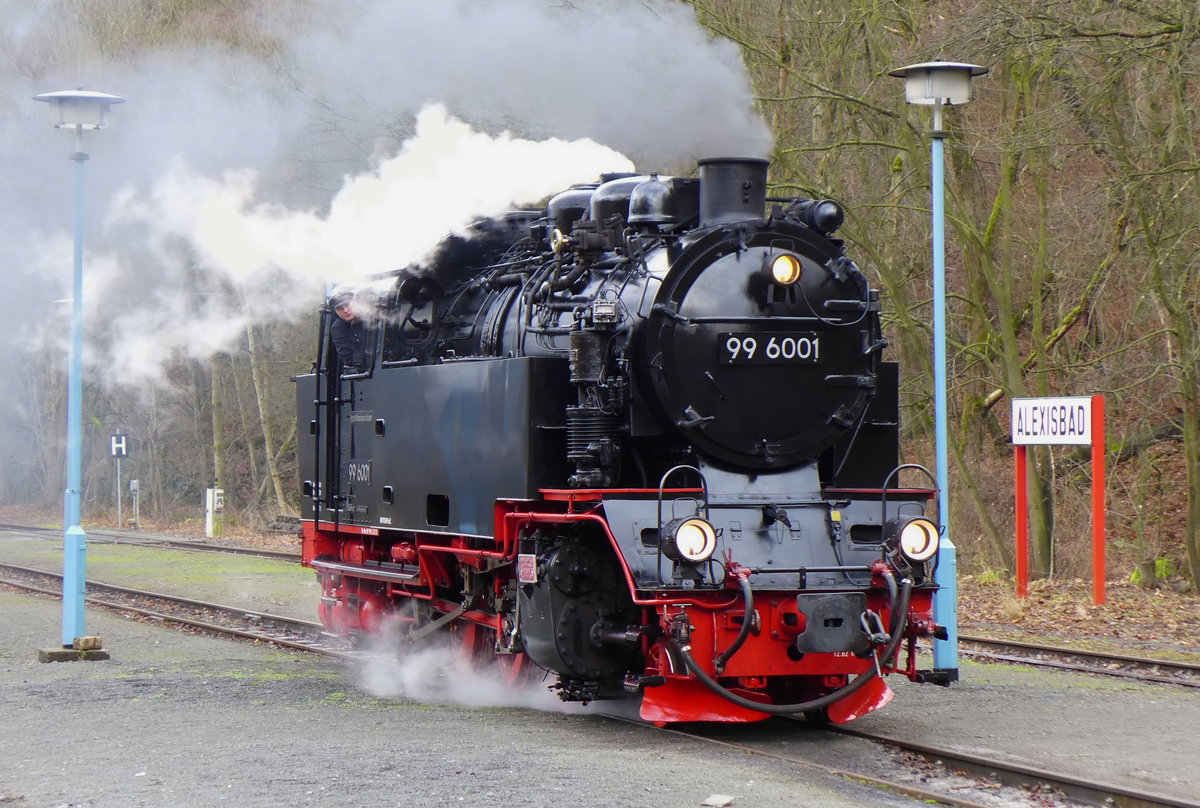 Das Einzelstück und gleichzeitig die schnellste Dampflok der HSB 99 6001 beim Heranfahren an P8962 (Alexisbad - Gernrode).

Alexisbad, 21. Dezember 2015