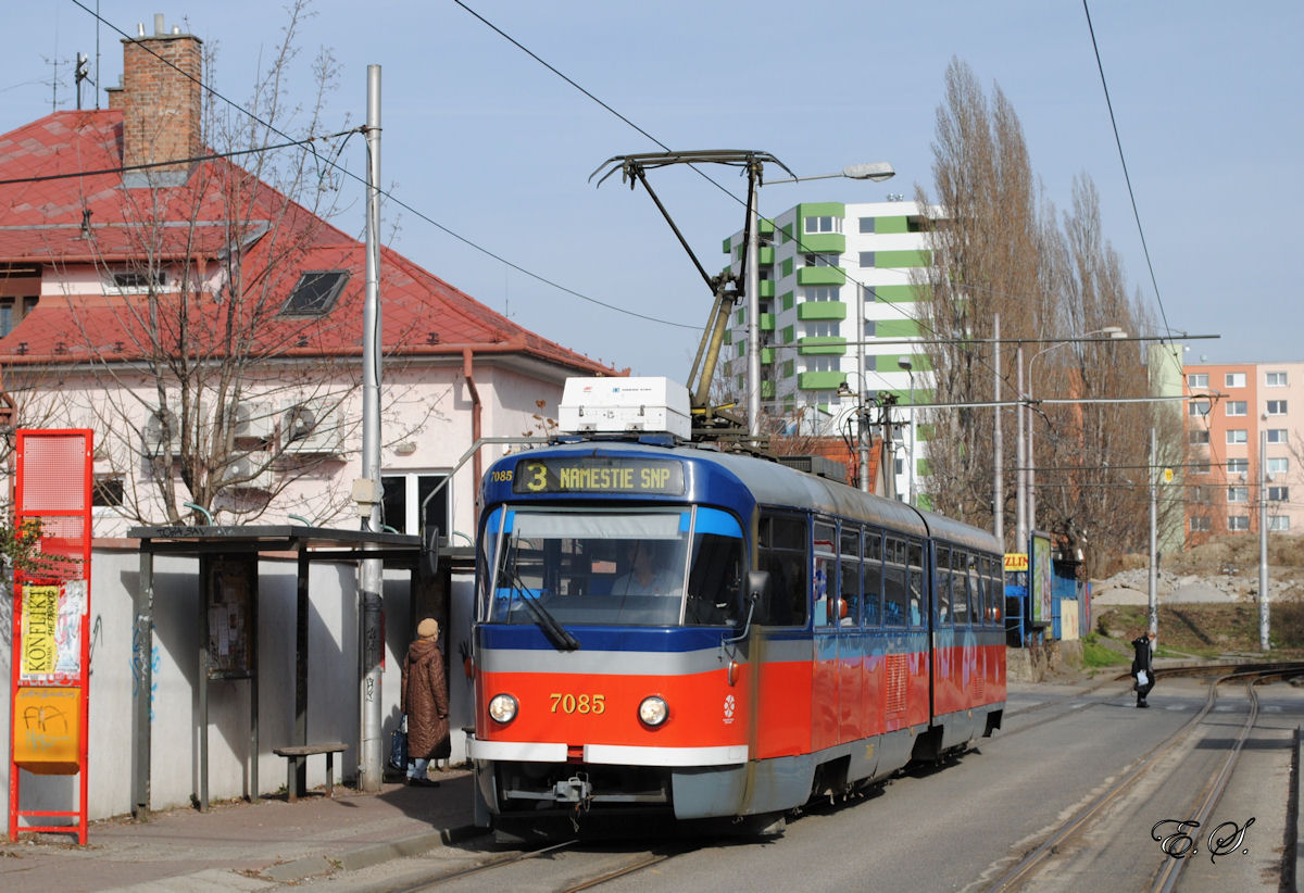 Das Einzelstück K2G 7085 im Ortskern von Raca in der Haltestelle Detvianska ulica.(15.02.2014)