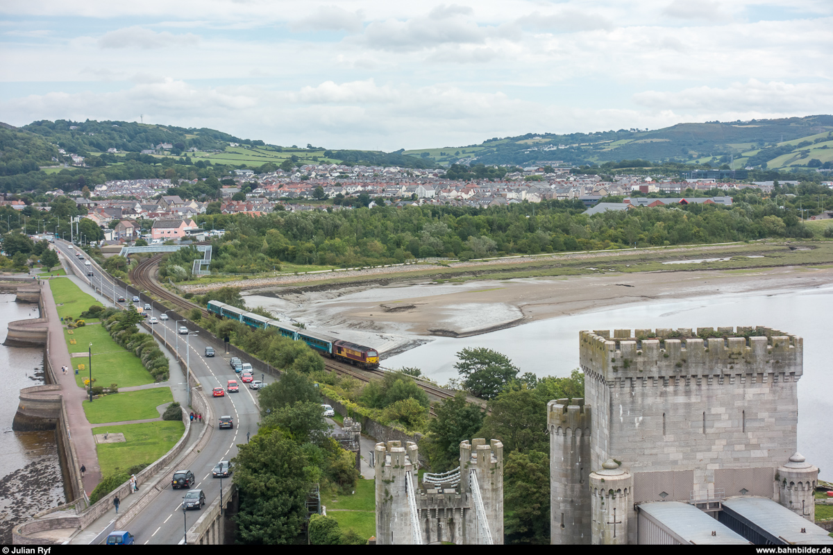 Das einzige lokbespannte Zugpaar auf der North Wales Coast Line verkehrt täglich um den Mittag von Manchester Piccadilly nach Holyhead. Am 16. August 2017 hat der Zug gerade Llandudno Junction verlassen und nähert sich jetzt der Brücke über den River Conwy.