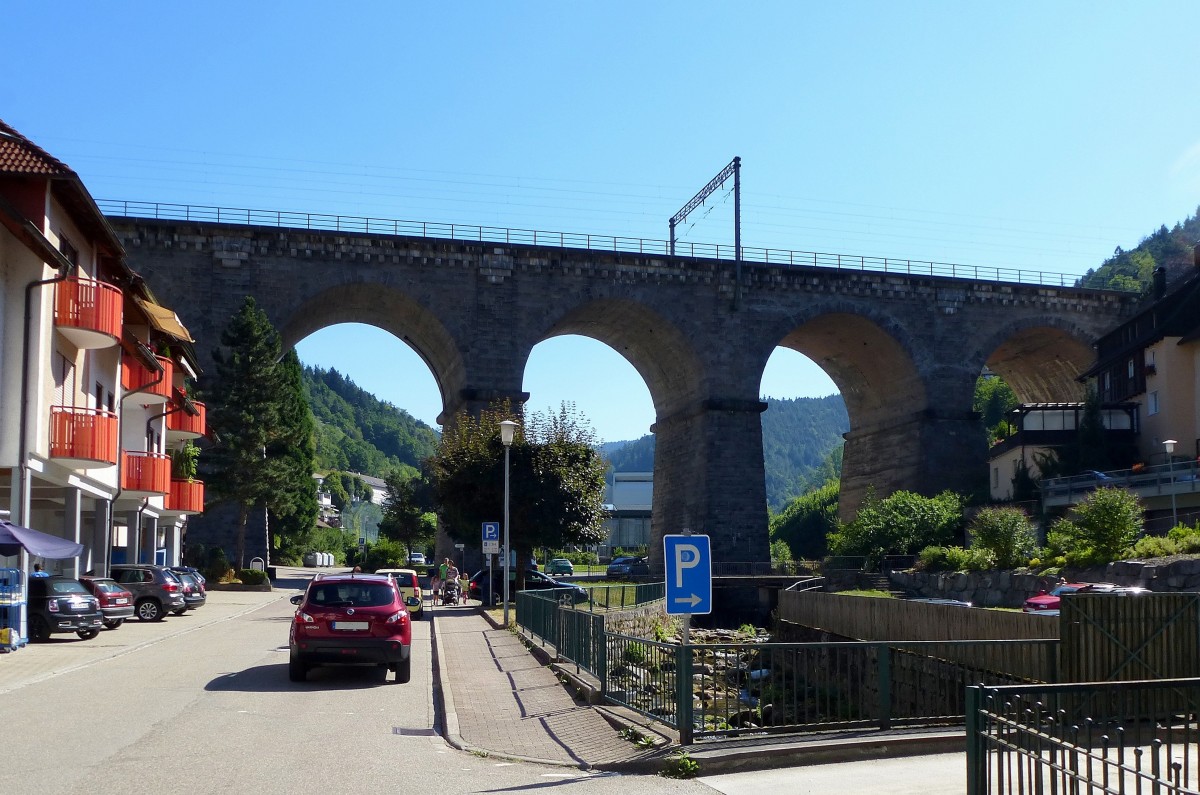 Das einzige Viadukt der berhmten Schwarzwaldbahn steht in der Stadt Hornberg, Aug.2015
