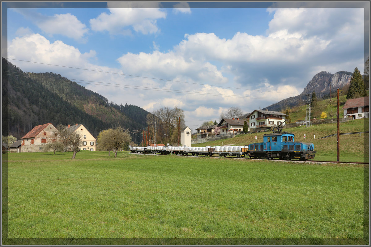 Das einzige was an diesem Fototag mit H.P. nicht stimmte war die fehlende Apfelblüte. 

An diesem 3.April 2019 fährt der letzte Zug des Tages an der Stelle die wir wohl der Tage nochmal Besuchen werden. 
 