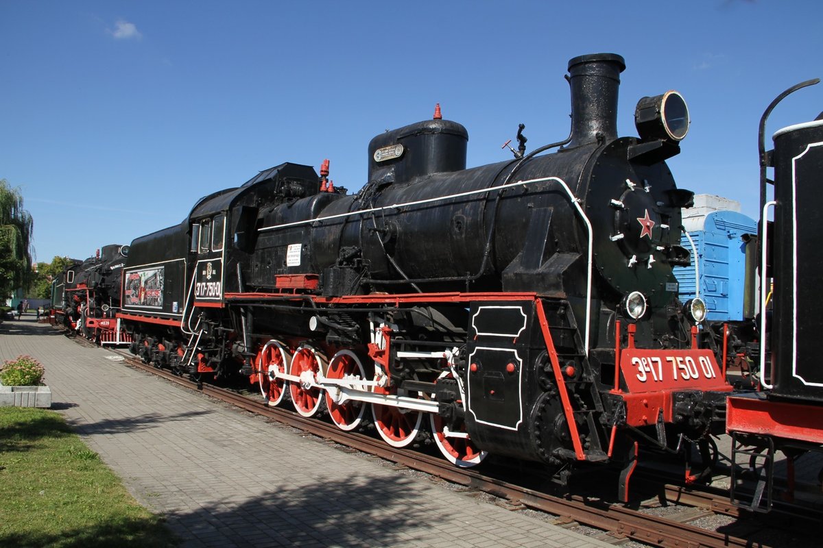 Das ist das Eisenbahnmuseum von Brest. Kategorie sollte folgen. in drei Reihen sind die verschiedensten Lokomotiven dargestellt, welche alle mal ihren Dienst in Weißrussland absolviert haben. Bei schönstem Wetter konnten wir am 7.9.16 ausgiebig Bilder schiessen.