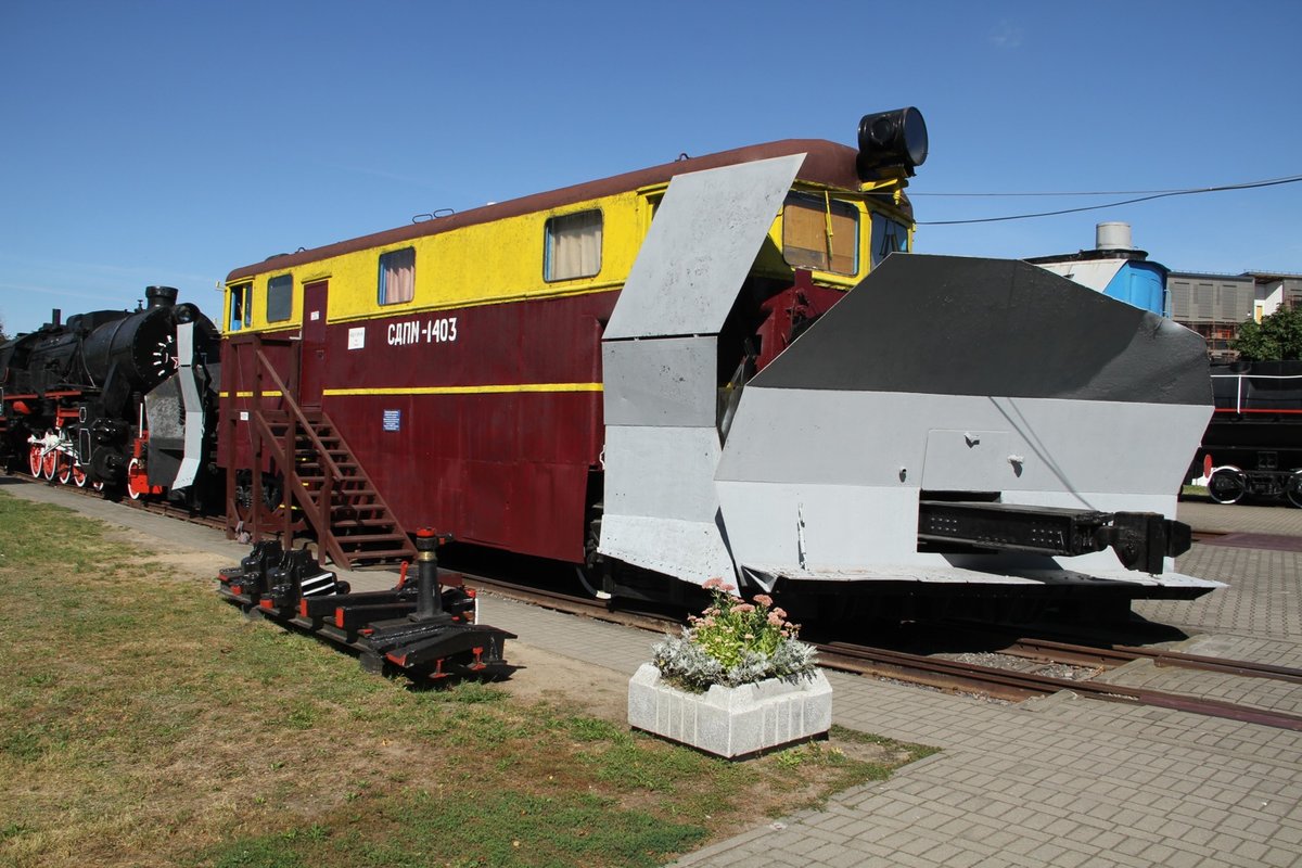 Das ist das Eisenbahnmuseum von Brest. Kategorie sollte folgen. in drei Reihen sind die verschiedensten Lokomotiven dargestellt, welche alle mal ihren Dienst in Weißrussland absolviert haben. Bei schönstem Wetter konnten wir am 7.9.16 ausgiebig Bilder schiessen.