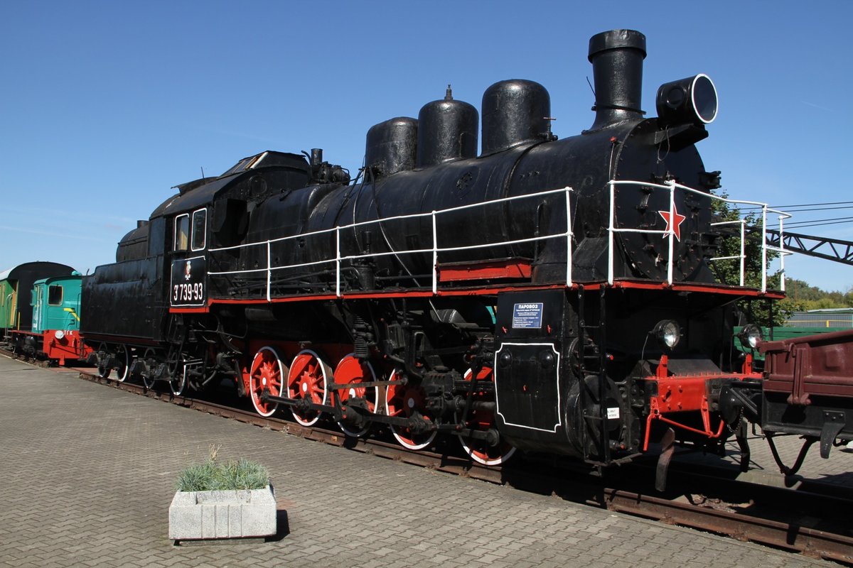 Das ist das Eisenbahnmuseum von Brest. Kategorie sollte folgen. in drei Reihen sind die verschiedensten Lokomotiven dargestellt, welche alle mal ihren Dienst in Weißrussland absolviert haben. Bei schönstem Wetter konnten wir am 7.9.16 ausgiebig Bilder schiessen.