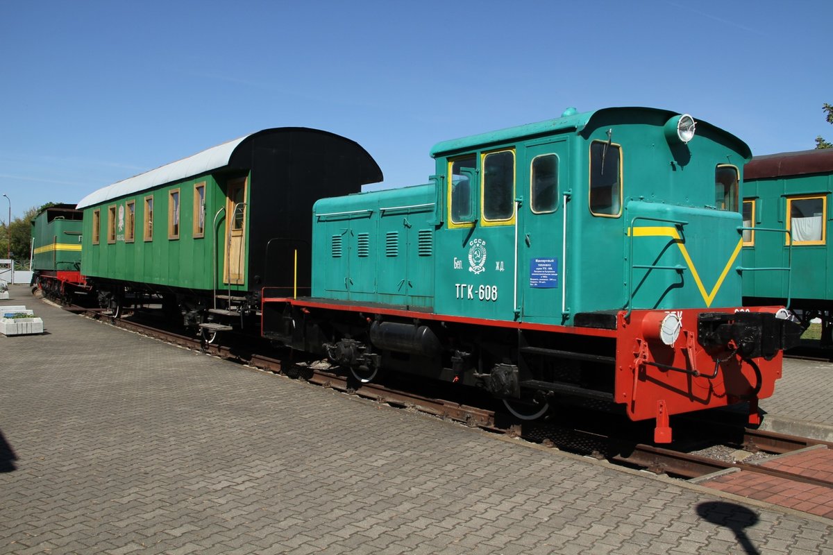 Das ist das Eisenbahnmuseum von Brest. Kategorie sollte folgen. in drei Reihen sind die verschiedensten Lokomotiven dargestellt, welche alle mal ihren Dienst in Weißrussland absolviert haben. Bei schönstem Wetter konnten wir am 7.9.16 ausgiebig Bilder schiessen.