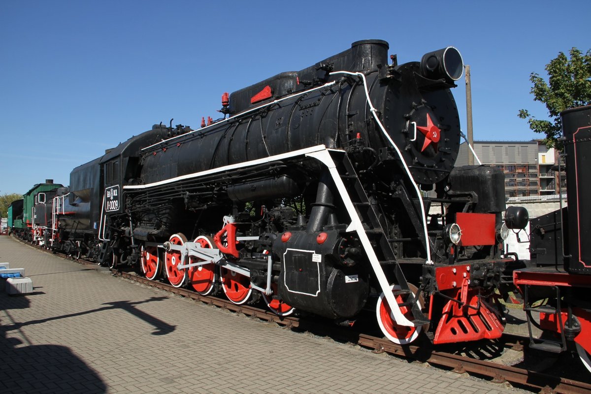 Das ist das Eisenbahnmuseum von Brest. Kategorie sollte folgen. in drei Reihen sind die verschiedensten Lokomotiven dargestellt, welche alle mal ihren Dienst in Weißrussland absolviert haben. Bei schönstem Wetter konnten wir am 7.9.16 ausgiebig Bilder schiessen.