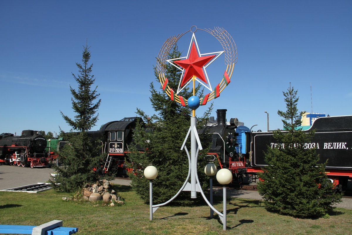 Das ist das Eisenbahnmuseum von Brest. Kategorie sollte folgen. in drei Reihen sind die verschiedensten Lokomotiven dargestellt, welche alle mal ihren Dienst in Weißrussland absolviert haben. Bei schönstem Wetter konnten wir am 7.9.16 ausgiebig Bilder schiessen.