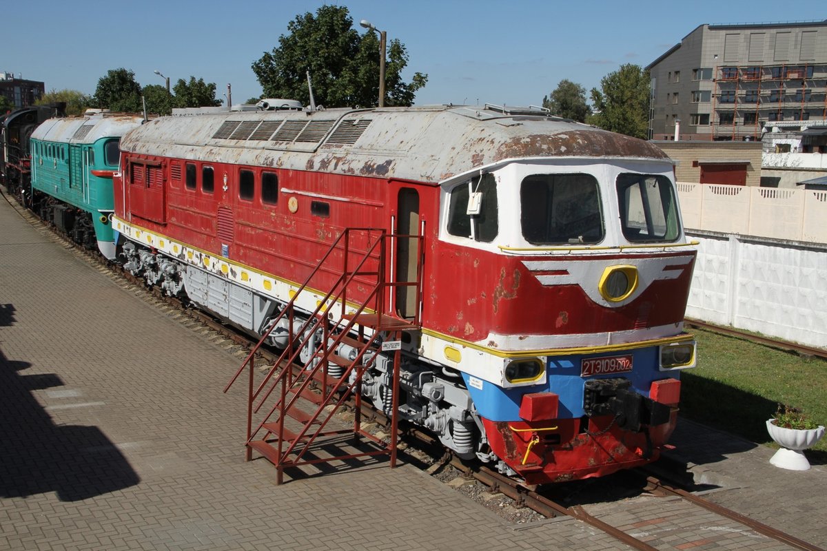 Das ist das Eisenbahnmuseum von Brest. Kategorie sollte folgen. in drei Reihen sind die verschiedensten Lokomotiven dargestellt, welche alle mal ihren Dienst in Weißrussland absolviert haben. Bei schönstem Wetter konnten wir am 7.9.16 ausgiebig Bilder schiessen.