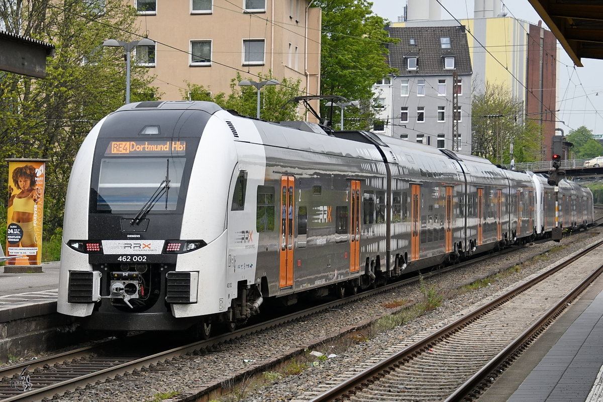 Das Elektrotriebzugduo 462 002 & 462 083 war Ende April 2022 in Wuppertal-Barmen auf dem Ferngleis unterwegs.