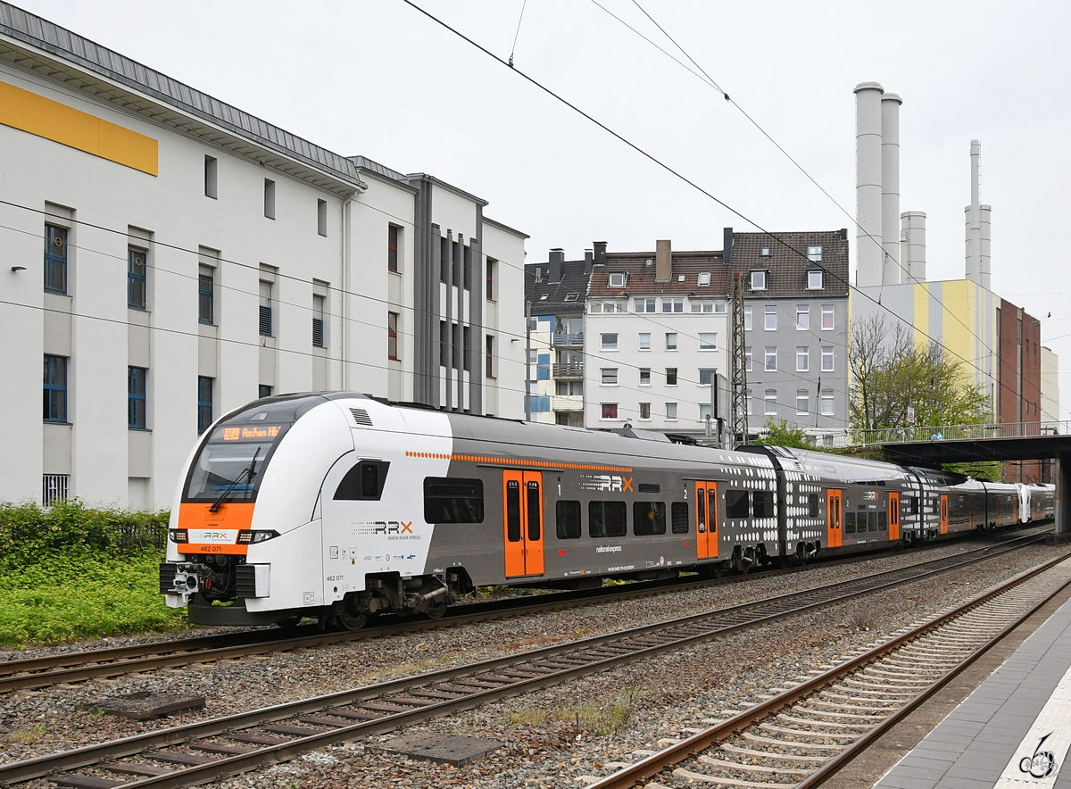Das Elektrotriebzugduo 462 071 & 462 042 war Ende April 2022 in Wuppertal-Barmen auf dem Ferngleis unterwegs.