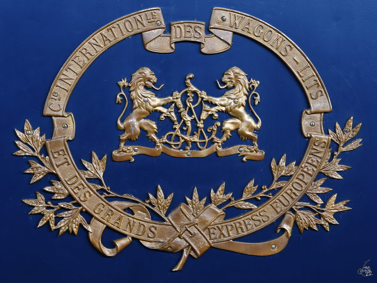Das Emblem der Ende des 19. Jahrhunderts von Georges Nagelmackers gegründeten Internationalen Schlafwagen-Gesellschaft, so gesehen Anfang November 2022 an einem Speisewagen im Eisenbahnmuseum Madrid.
