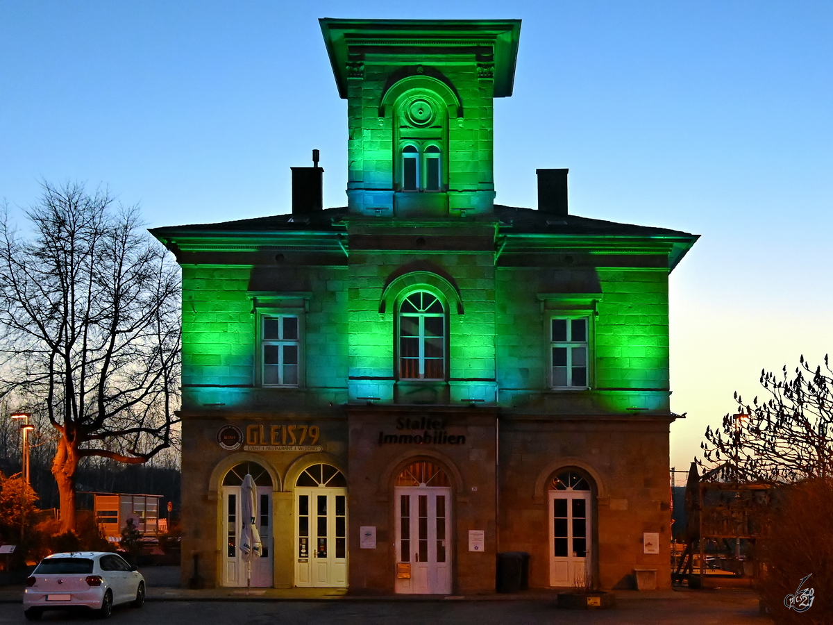Das Empfangsgebäude des Bahnhofes in Hattingen wurde im spätklassizistischen Stil gestaltet und im Februar 1870 feierlich eröffnet. Seine ursprünglich Funktion hat das Gebäude seit vielen Jahren eingebüßt und beherbergt nun ein Restaurant. (Februar 2021)
