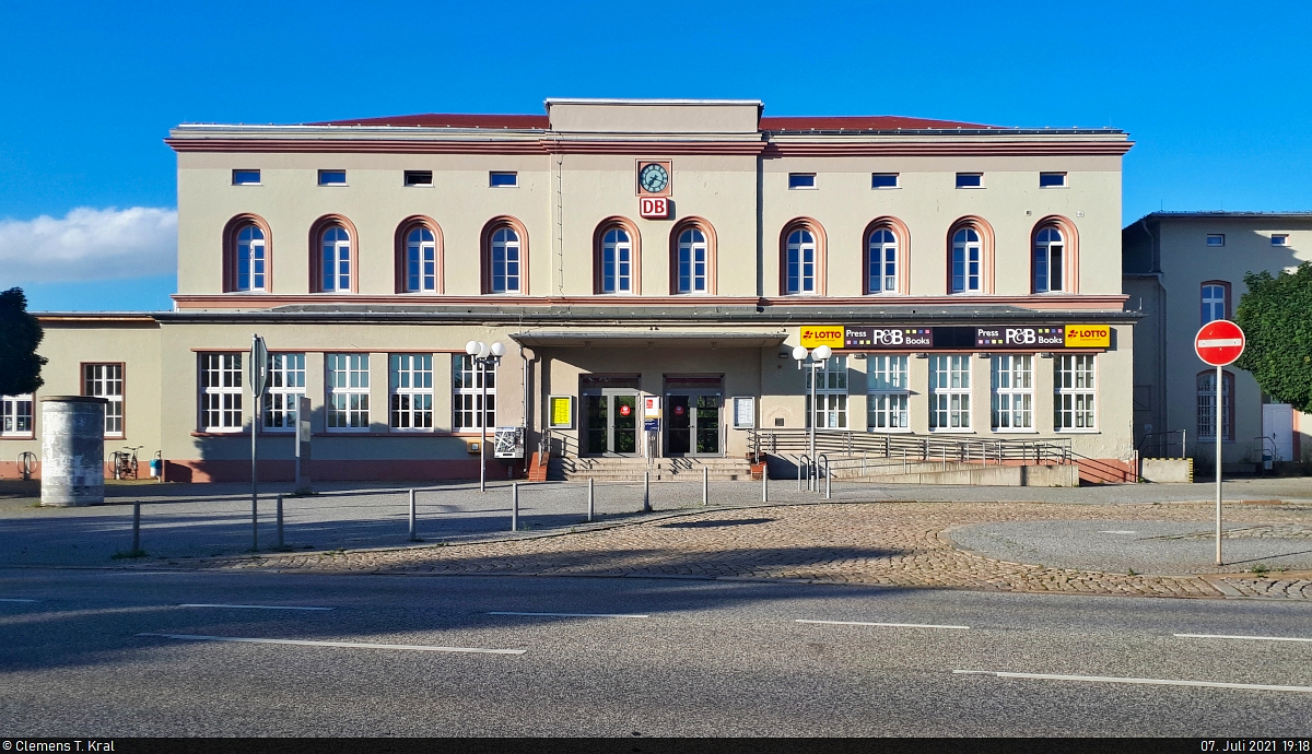 Das Empfangsgebäude des Bahnhofs Aschersleben. Die Stadt an der Eine ist ein bedeutender Verkehrsknoten. Hier verlaufen die Bahnstrecken Halle–Vienenburg (KBS 330) und Köthen–Aschersleben (KBS 334). Um das Jahr 2000 herum wurden die Gleis- und Bahnsteiganlagen umfassend erneuert. In dem Zusammenhang erfolgte auch die Installation elektronischer Stellwerkstechnik.

🕓 7.7.2021 | 19:18 Uhr

(Smartphone-Aufnahme)