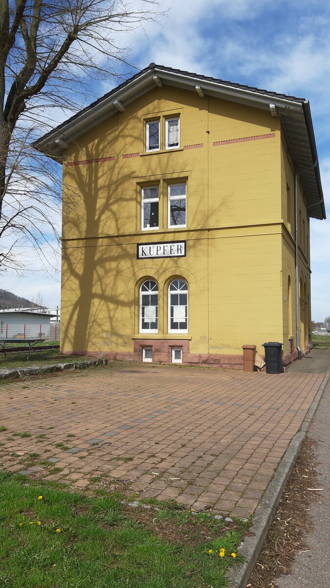Das Empfangsgebäude des Bahnhofs Kupfer an der Strecke von Heilbronn nach Schwäbisch Hall-Hessental dient im April 2024 nur noch als Wohnhaus.