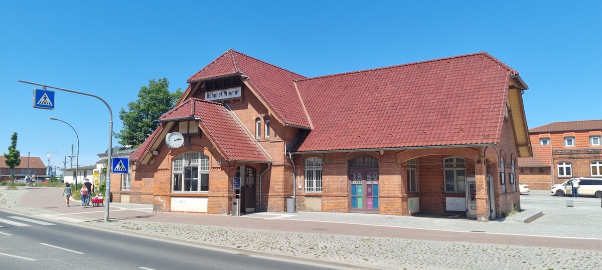Das Empfangsgebäude des Bahnhofs Wismar am 03.06.2023