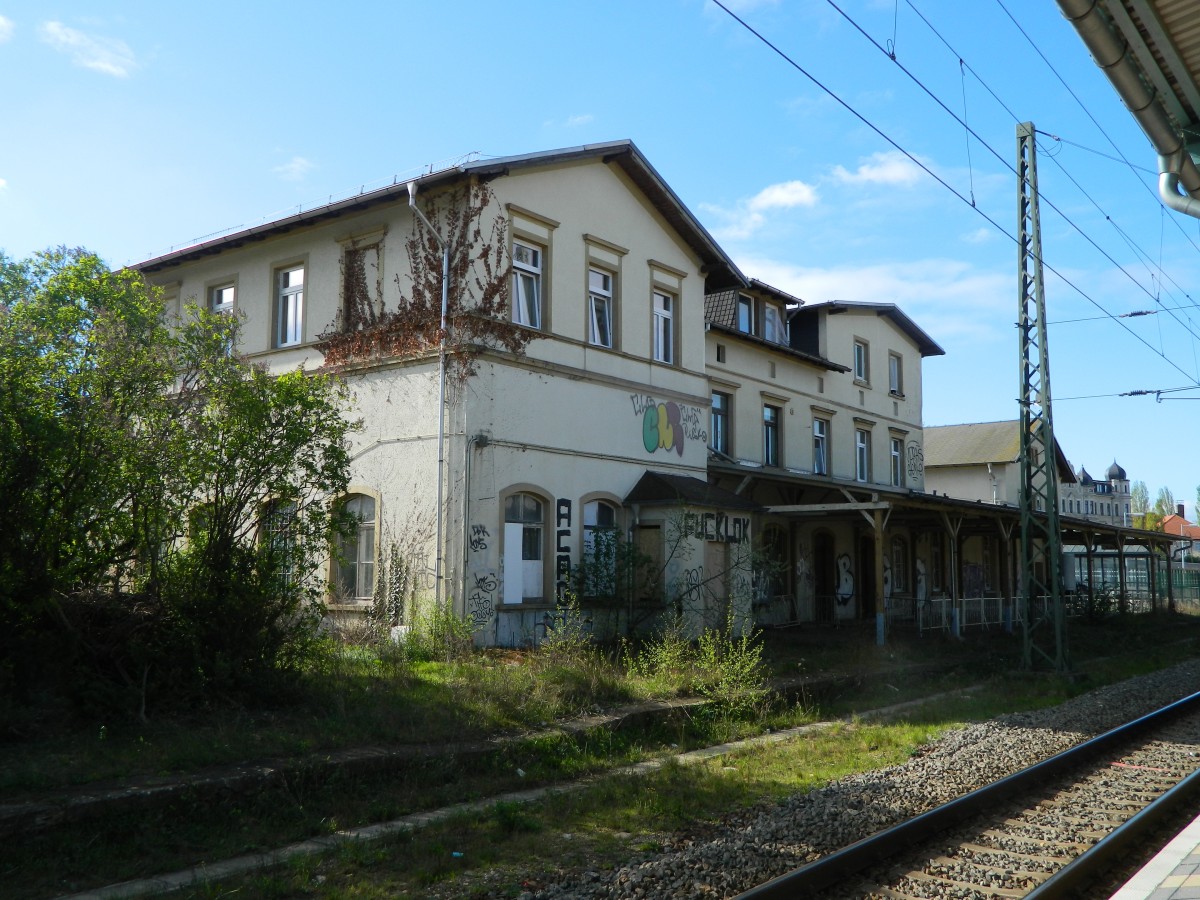 Das Empfangsgebäude in Markranstädt bei Leipzig hat sicherlich auch schon bessere Tage erlebt. (09.04.2014)