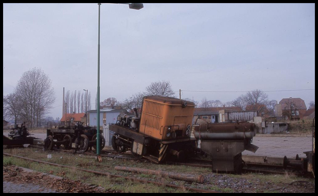 Das Ende der 346528: Die Teile lagen am 8.11.1998 im Bahnhof Ludwigslust.