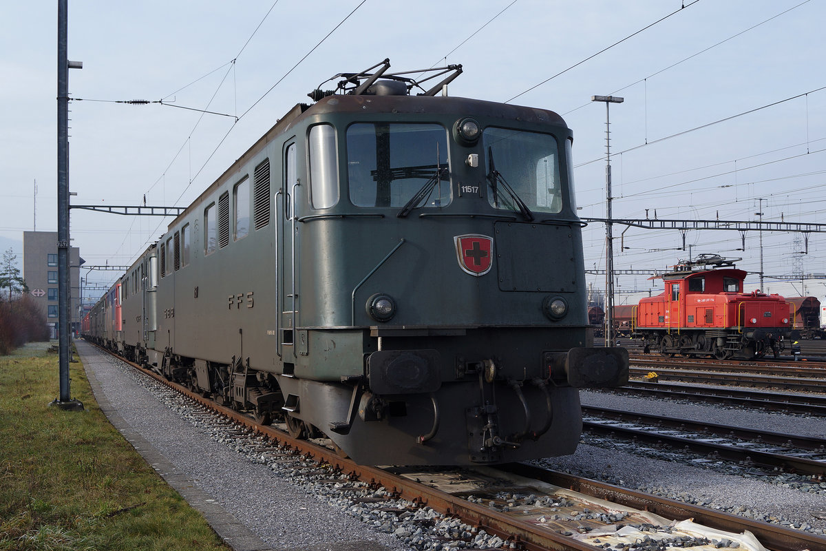 Das Ende der Ae 6/6 Lokomotiven. Mehrere der ehemaligen stolzen Gotthardlokomotiven aus den Jahren 1955 bis 1966 warteten im Februar 2014 im Rangierbahnhof Däniken auf die baldige Verschrottung.
Foto: Walter Ruetsch