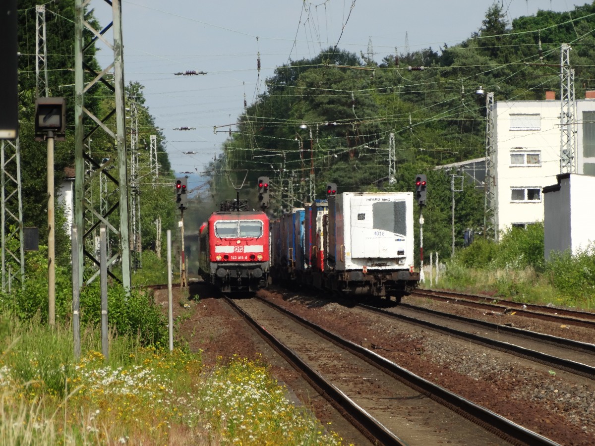 Das Ende eines Güterzuges und DB Regio 143 019-8 am 27.06.14 in Maintal Ost