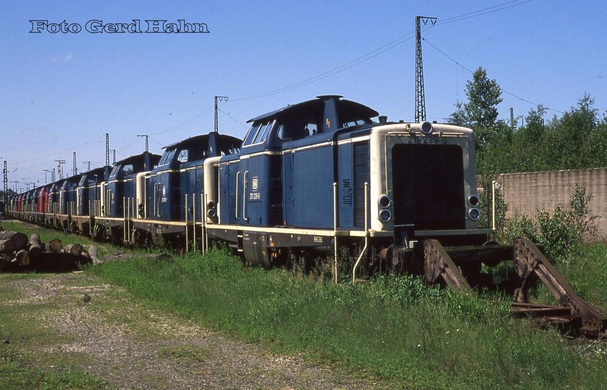 Das Ende ist gekommen! Vorne steht 211229 und dahinter vierzehn Schwestern!
Am 12.6.1988 waren diese für die Ausmusterung vorgesehenen Loks im BW Osnabrück in Schinkel versammelt!