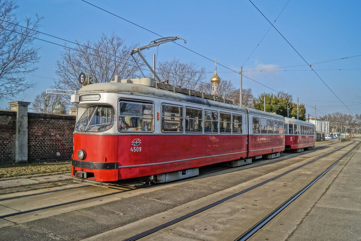 Das Ende der Wiener E1 ist bereits absehbar, als 4509 als Linie 6 mit c3 1213 am 08.03.2017 auf dem Weg von der Burggasse nach Kaiserebersdorf den Wiener Zentralfriedhof (Tor 2) passiert.