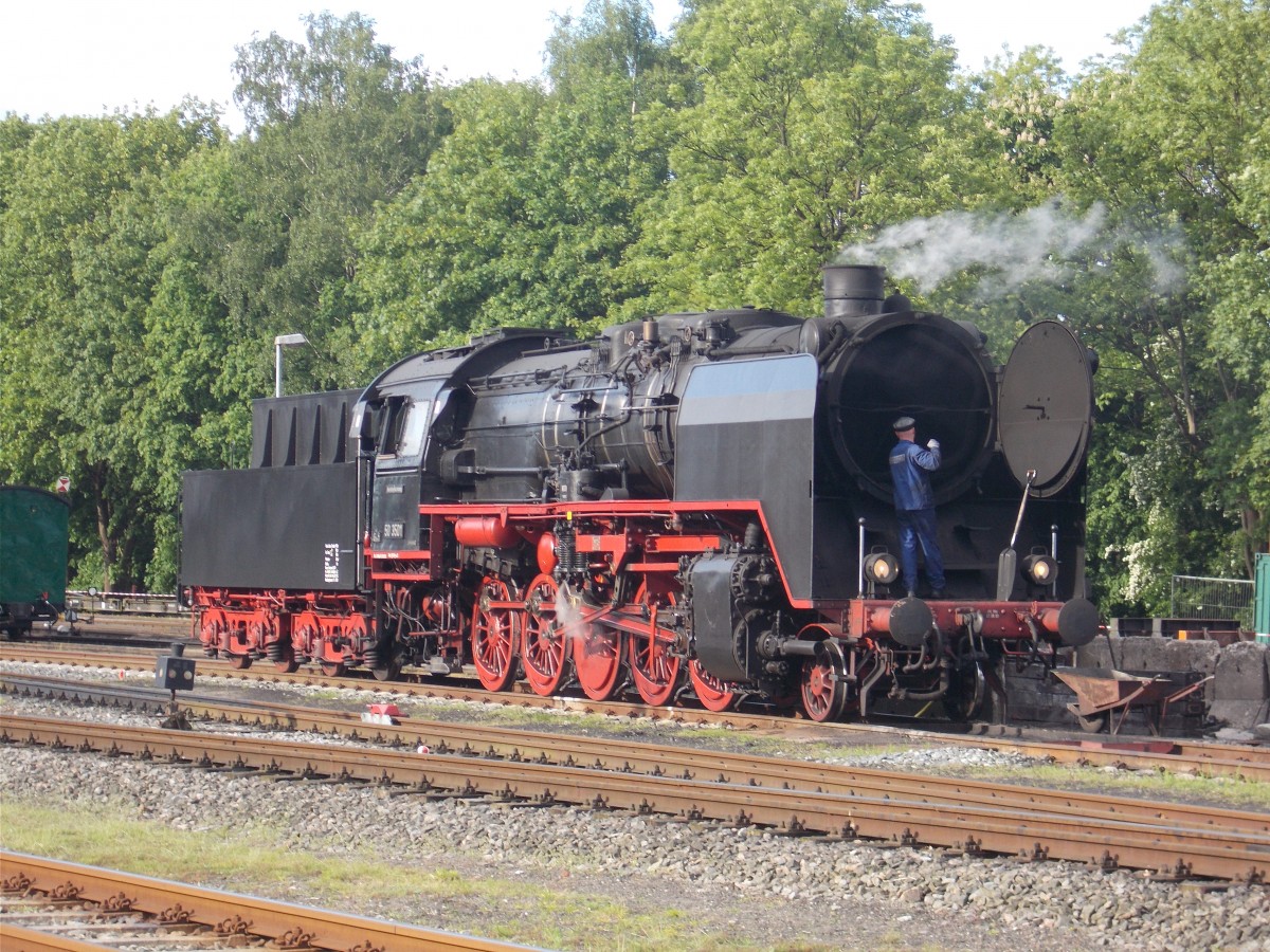 Das Entschlacken gehört zu der Arbeit die kein Dampfer gerne mag,trotzdem mußte,am 30.Mai 2015 in Putbus,die Arbeit an der 50 3501 erledigt werden.