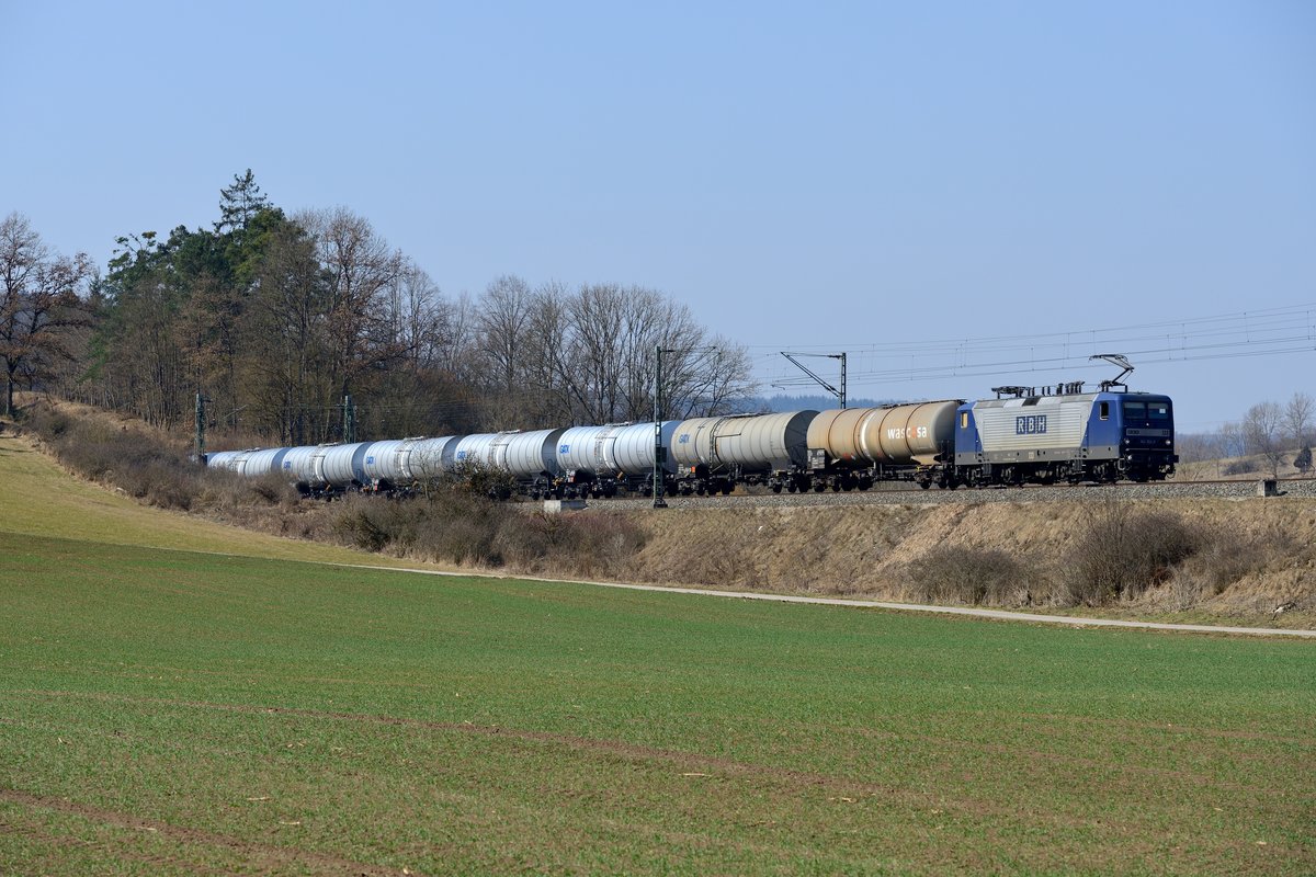Das entspannte Warten am Esslinger Tunnel auf Züge aus Richtung Ingolstadt hatte ein jähes Ende, als ein Kesselwagenzug mit RBH Bespannung aus Treuchtlingen gemeldet wurde. Kurz darauf wurde 143 352 in Form dieser Aufnahme  notgeschlachtet  (Esslingen, 20. März 2015).
