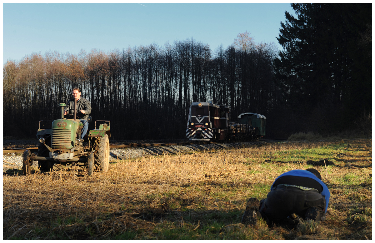 Das Ergebnis ist bereits hier zu sehen.

http://www.bahnbilder.de/bild/oesterreich~schmalspurbahnen~stainzerbahn/910256/andreeeeeeaaaaasss-dient-bei-unseren-aktionen-zumeist.html


KH Ferk, an diesem Tag Bremser, Lokführer, Fotograf und natürlich Organisator dieser Fahrt bei der Ausübung eines seiner Hobbys. Irgendwo im Wald zwischen Preding/Wohlsdorf und Kraubath am 5.12.2015. Eine detailliertere Ortsangabe ist hier wirklich schwer zu machen.

In der Hauptrolle hier sicher der Steyr 18, welcher lt. Besitzer ein stolzes Alter von 59 Jahre hat, Andi, der für den Traktorbesitzer, der absolut nicht mit aufs Bild wollte, einspringen musste, L45H070 und natürlich unser Ferki ;-) .

