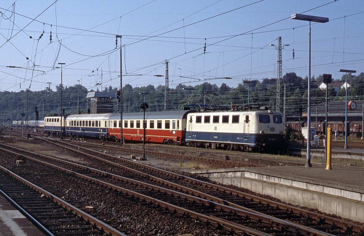 Das Ersatzangebot  Wiesbaden-City  zwischen Wiesbaden und Mainz, hier wenigstens noch halbwegs standesgemäß mit 2 IC-Wagen, wenn die planmäßig vorgesehenen, aus LHB-Nahverkehrswagen umgebauten Wendezüge mal wieder ausfielen (Juli 1992). 