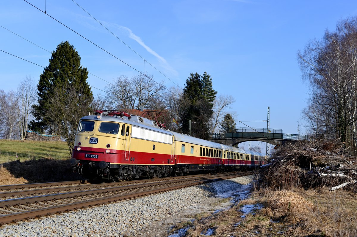 Das erste Bild des Jahres 2017 könnte bei oberflächlicher Betrachtung auch schon ein halbes Jahrhundert früher entstanden sein. Jedenfalls wurde am 02. Januar 2017 die Gelegenheit genutzt, den von der E10 1309 geführten AKE TEE bei seiner Rückfahrt von Pörtschach am Wörthersee nach Köln bei Übersee zu dokumentieren. Wer diese Fotostelle noch umsetzen möchte, sollte sich sputen, die Fundamente für die neuen Oberleitungsmasten sind schon gesetzt. Durch die zu erwarteten Mastabstände wird dieses Motiv leider komplett unbrauchbar...