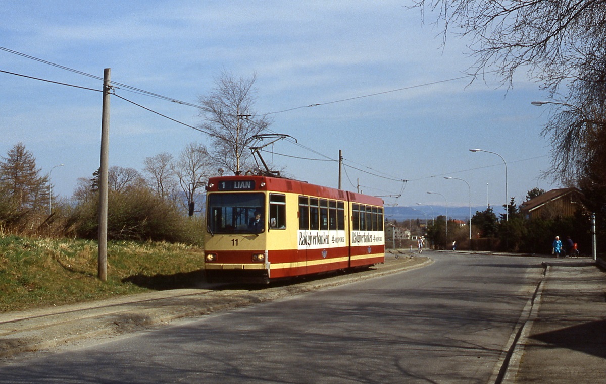 Das erste Teilstück von Lade in die Innenstadt verlief die Strecke eingleisig in Straßenseitenrandlage, hier Tw 11 auf dem Weg nach Lian Anfang Mai 1988