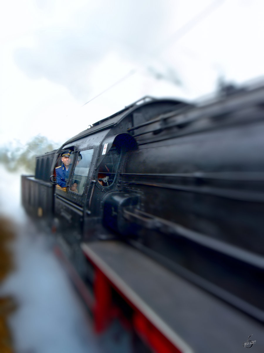 Das etwas andere Portrait eines Lokführers. (Parallelfahrt auf der Tharanter Rampe, April 2017)
