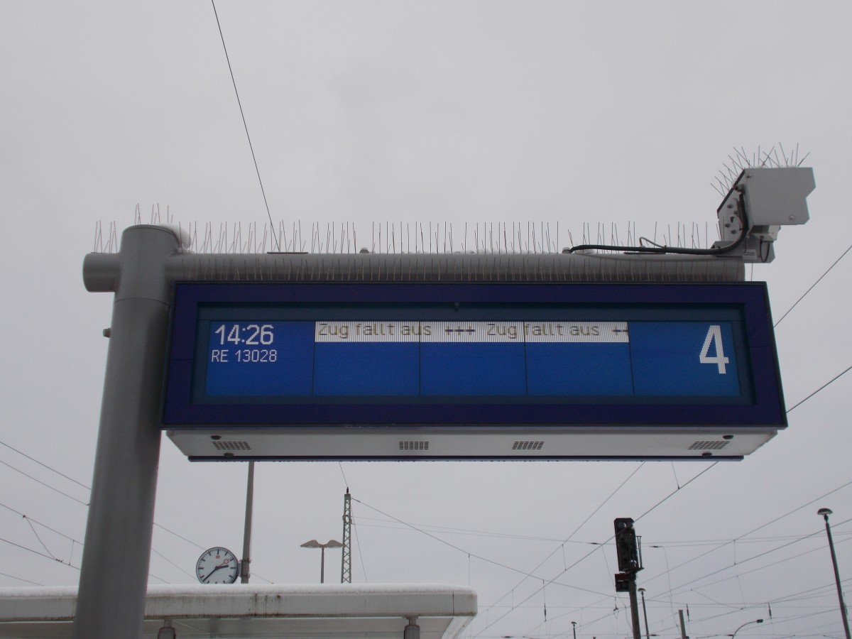 Das ewige Problem bei der Bahn: eine Schneeflocke auf der Strecke und schon bricht das Chaos aus.Gesehen am 31.Januar 2015 auf dem Bahnhof in Bergen/Rügen.