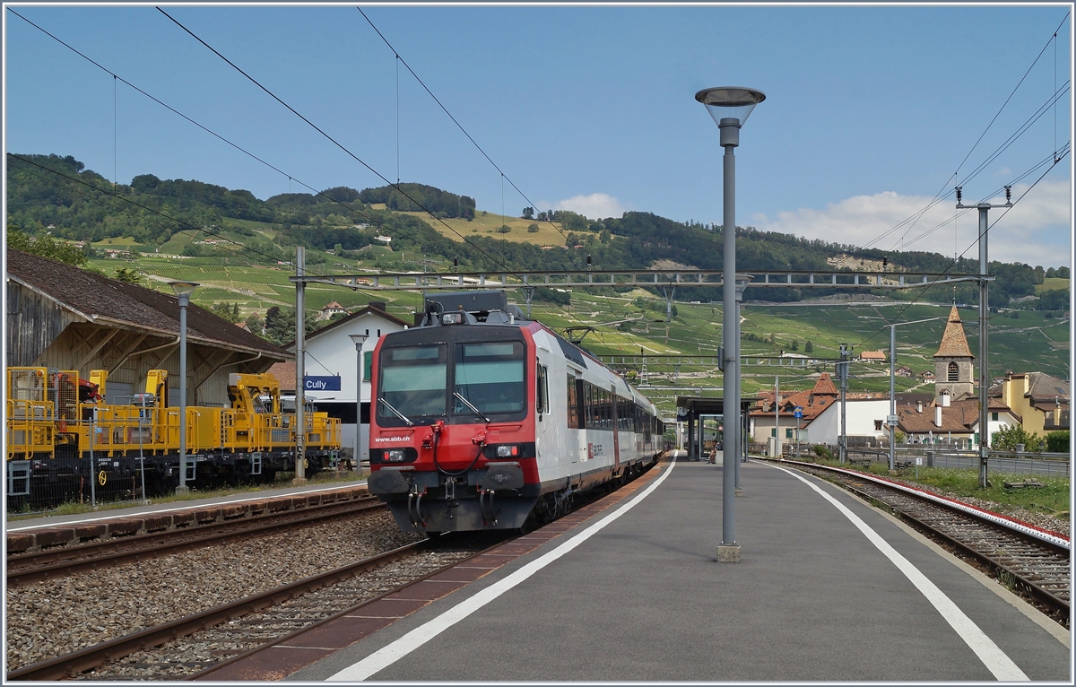 Das Fête des Vignerons 2019 ist Geschichte und die Bierbrauer können eine positive Bilanz ziehen, auch der öV glänzte. Wie erwartet bot das beachtliche Zusatzangebot,  das grösstenteils mit RABe 511 und ABeh 2/6 bewältigt wurde, wenige Bahnspezifische Fotomotive. Trotzdem hier ein kleiner Rückblick auf das Fêtes des Vignerons 2019: 

Zeitweise verkehrten Zusatzzüge Lausanne - Cully - Vevey (und zurück) die jedoch eher schwach ausgelastet waren. In der Regel wurden diese mit vierteiligen RABe 511 abgedeckt, aber auch, wie hier zu sehen, mit SBB RABe 560 Domino. 

30. Juli 2019 
