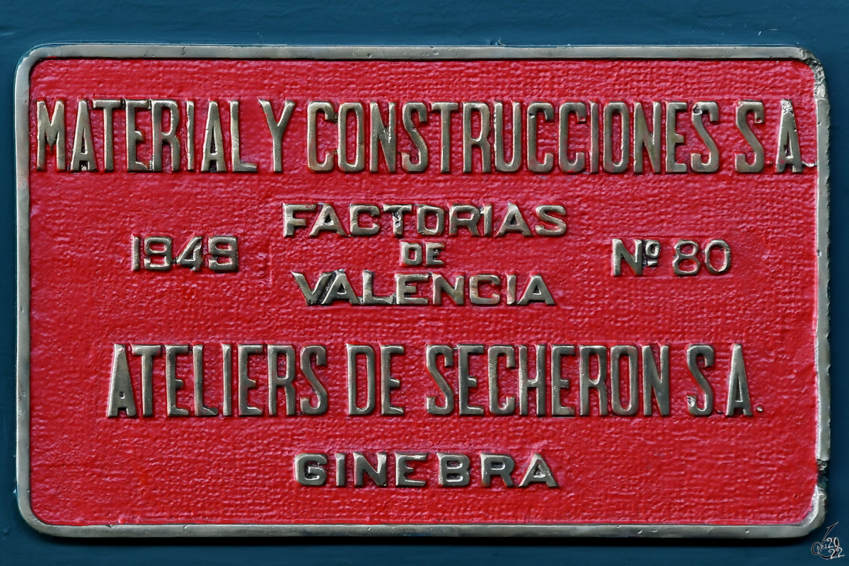 Das Fabrikschild an der Elektrolokomotive 7420 (274-020-0), so gesehen Anfang November 2022 im Eisenbahnmuseum Madrid.