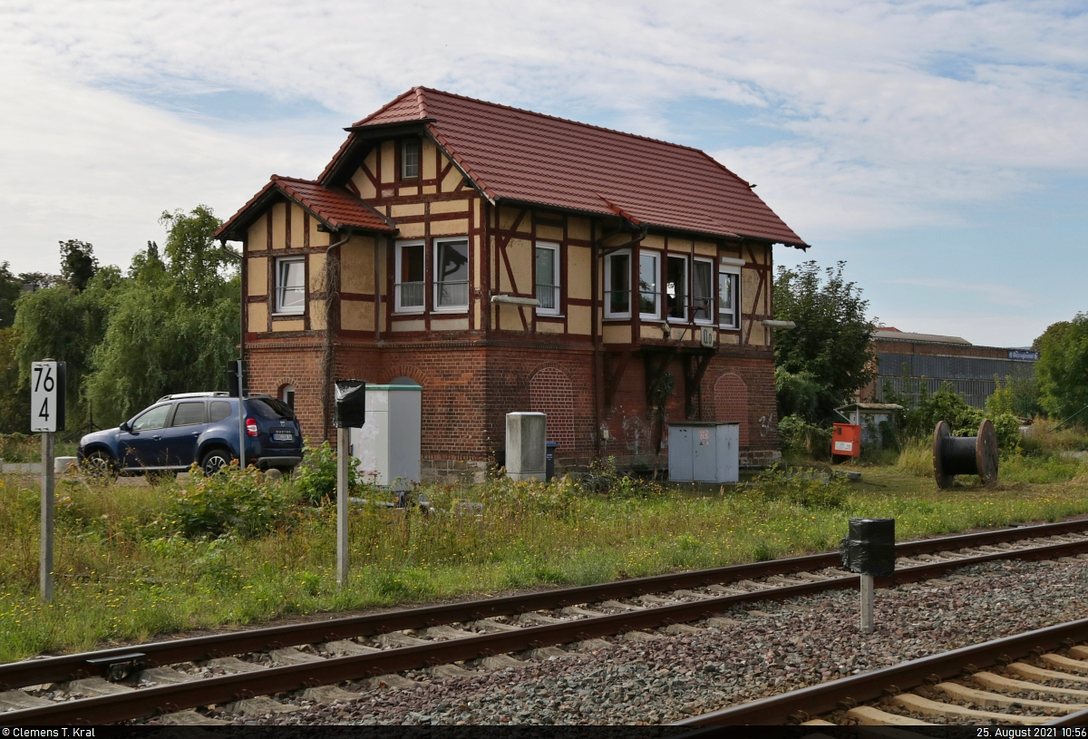 Das Fahrdienstleiter-Stellwerk  Qof  an der östlichen Ausfahrt des Bahnhofs Quedlinburg verrichtet hingegen weiter fleißig seinen Dienst. Laut stellwerke.info wird es sowohl mechanisch mit einem Wechselstromblock als auch durch ein Gleisbild der Bauart GS II DR betrieben. Bis zur Außerbetriebnahme des Stellwerks  Qmf  im Jahr 2006 saß hier der Weichenwärter. Die alte Bezeichnung  Qo  trägt das Gebäude immer noch.
Aufgenommen vom geöffneten Bahnübergang Frachtstraße.

🚩 Bahnstrecke Magdeburg–Thale (KBS 315)
🕓 25.8.2021 | 10:56 Uhr