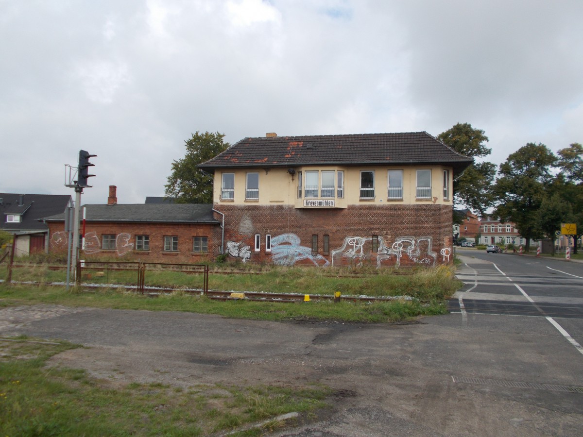 Das Fahrdienstleiterstellwerk an der westlichen Ausfahrt Richtung Lübeck,am 31.August 2014,in Grevesmühlen. 